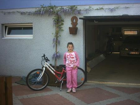 Moi devant le garage sur mon vélo !